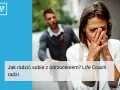 Kobieta płacze, zasłaniając twarz dłońmi. W tle mężczyzna odchodzi. Jak pogodzić się z odrzuceniem? Life coach radzi.
