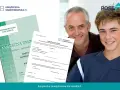Uśmiechnięty ojciec i syn pozują z książeczką sanepidowską. Dokument potwierdza brak przeciwwskazań do pracy.