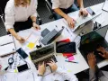 Zespół pracuje nad projektem, analizując dane i tworząc raporty. Po zarządzaniu nie ma pracy, jest tylko ciągły rozwój.