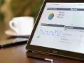 Tablet z wykresami ruchu na stronie, idealny dla specjalisty ds. wsparcia sprzedaży analizującego dane.
