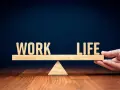 Waga symbolizująca work life balance co to jest. Drewniane litery "WORK" i "LIFE" na szali.