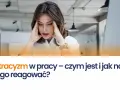 Kobieta z dłońmi na skroniach, przeżywająca ostracyzm w pracy. Tekst: "Ostracyzm w pracy – czym jest i jak na niego reagować?".