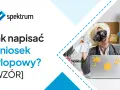 Kobieta w masce do nurkowania i kapeluszu trzyma bilety lotnicze i paszport, gotowa do wyjazdu. Obok laptop z wakacyjnymi naklejkami. Tekst: "Jak napisać wniosek urlopowy? [WZÓR]".