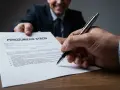 Podpisanie porozumienia stron, które kończy wypowiedzenie umowy o pracę przez pracownika.