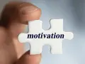 Palec trzyma element układanki z napisem "motivation". Klucz do sukcesu i tego, jak motywować pracowników, tkwi w znalezieniu właściwego elementu.