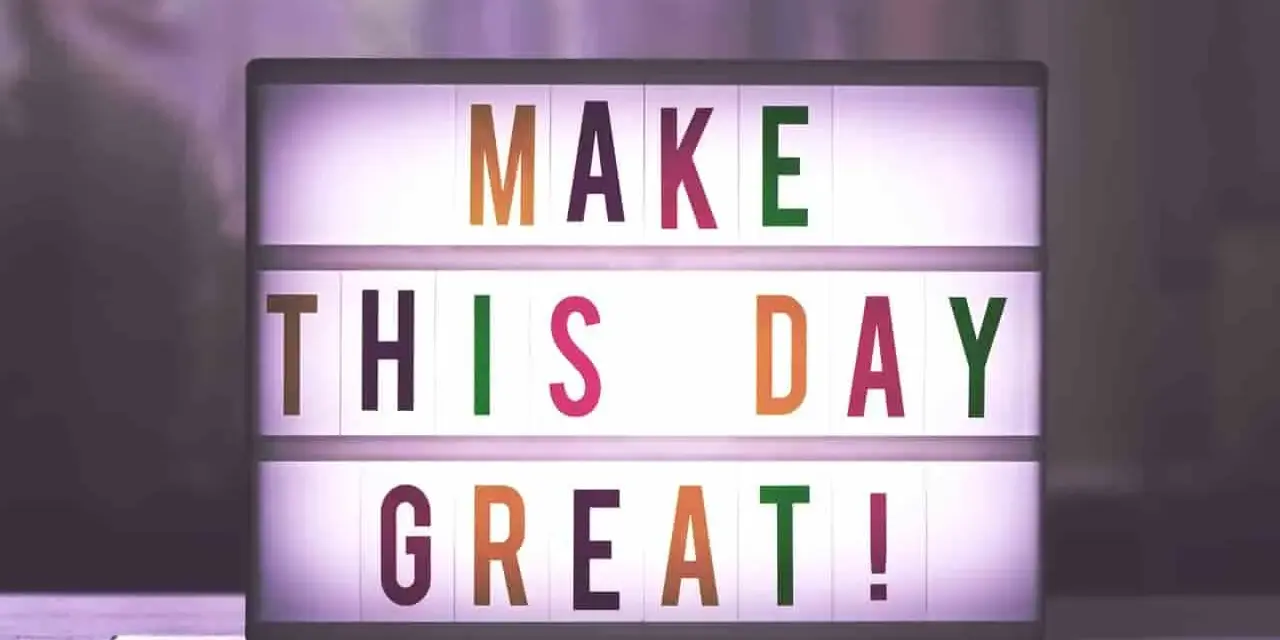 Świecąca tablica z napisem "MAKE THIS DAY GREAT!" dodaje motywacji do pracy.