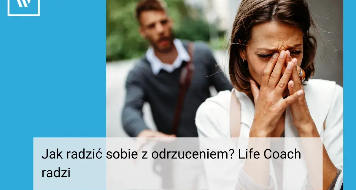 Kobieta płacze, zasłaniając twarz dłońmi. W tle mężczyzna odchodzi. Jak pogodzić się z odrzuceniem? Life coach radzi.