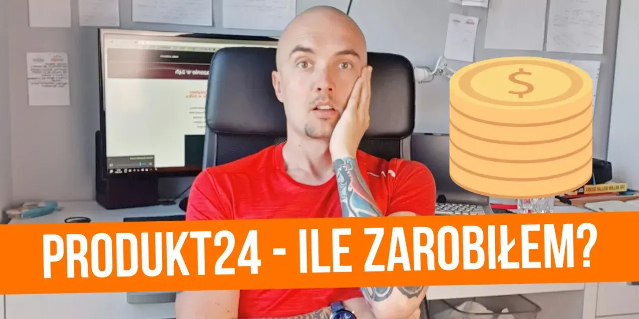 Mężczyzna z tatuażami, siedzący przy biurku, zastanawia się nad zarobkami po kursie handlowca. Obok stos monet.