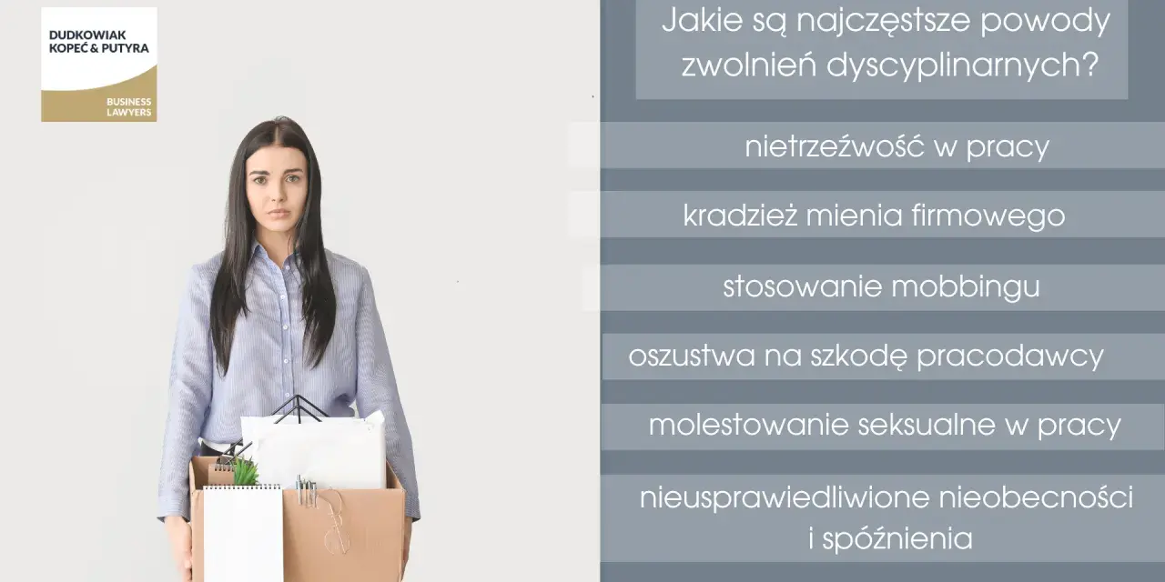 Kobieta z kartonem rzeczy po zwolnieniu dyscyplinarnym. Na ekranie lista powodów: nietrzeźwość, kradzież, mobbing, oszustwa, molestowanie, nieobecności.