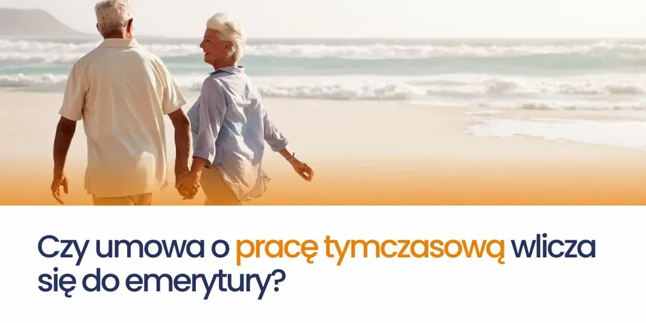 Starsza para spaceruje po plaży. Czy umowa o pracę tymczasową wlicza się do emerytury?
