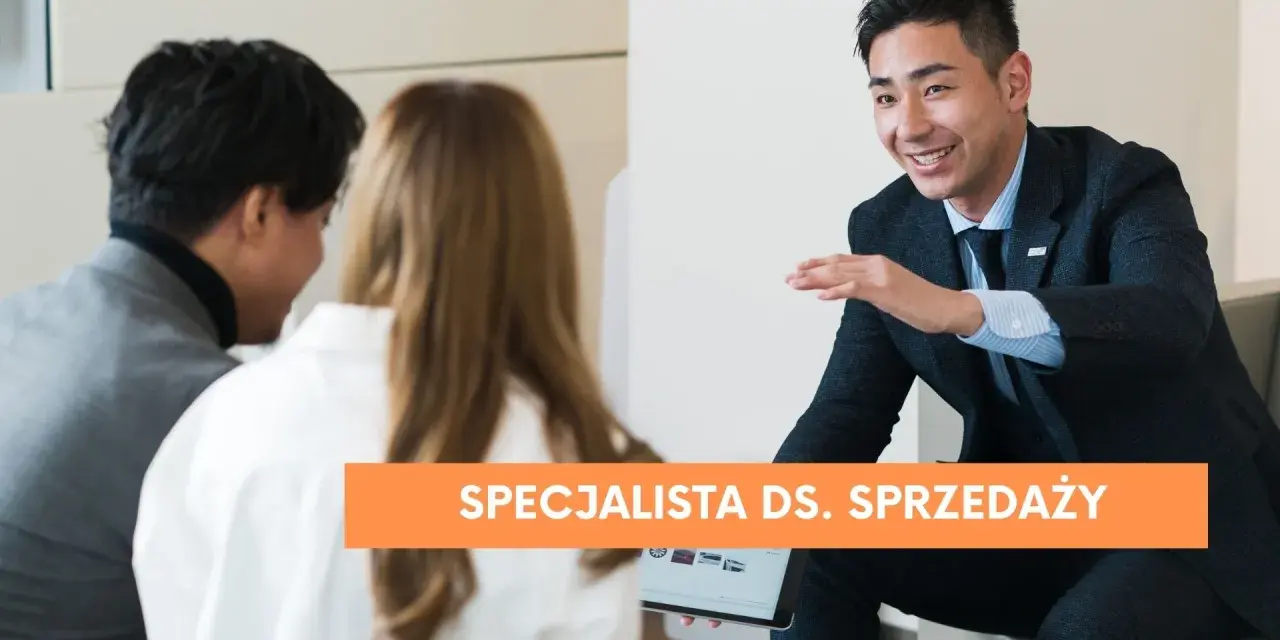 Uśmiechnięty specjalista ds. sprzedaży z pasją omawia ofertę z klientami, prezentując ją na tablecie.