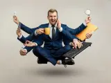 Biznesmen z wieloma rękami, przytłoczony nadmierną kontrolą w pracy, trzyma kubek kawy, telefon, żarówkę, lupę, klawiaturę i długopis.