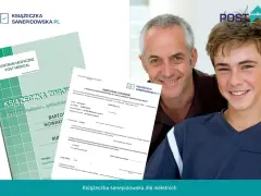 Uśmiechnięty ojciec i syn pozują z książeczką sanepidowską. Dokument potwierdza brak przeciwwskazań do pracy.