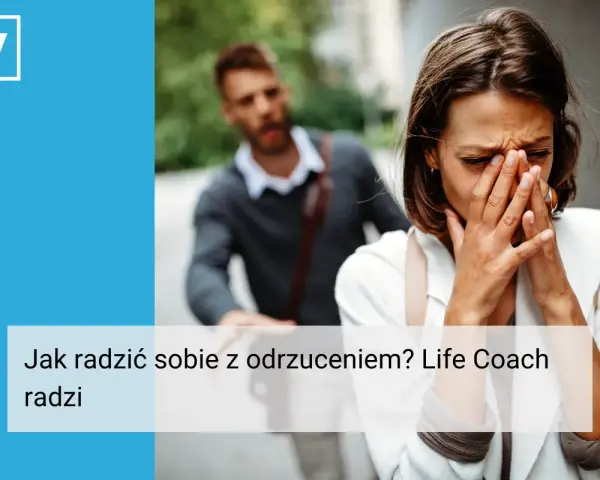 Kobieta płacze, zasłaniając twarz dłońmi. W tle mężczyzna odchodzi. Jak pogodzić się z odrzuceniem? Life coach radzi.