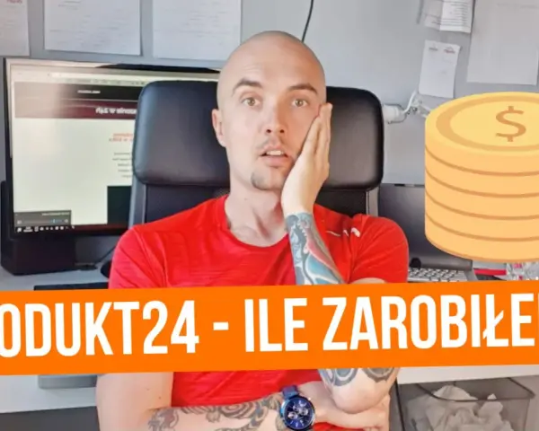 Mężczyzna z tatuażami, siedzący przy biurku, zastanawia się nad zarobkami po kursie handlowca. Obok stos monet.