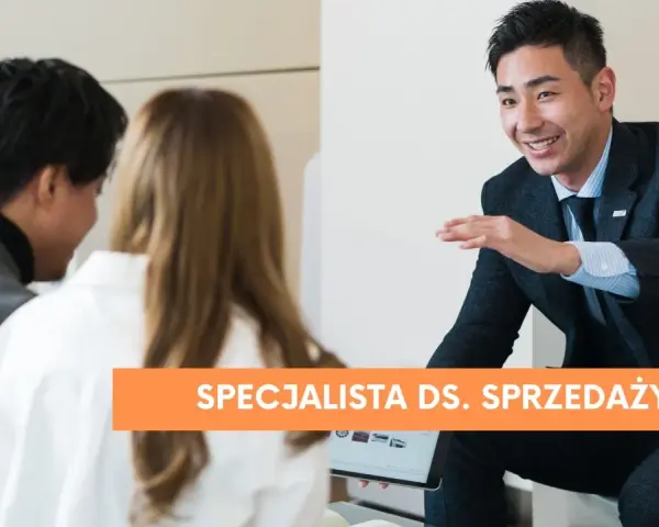 Uśmiechnięty specjalista ds. sprzedaży z pasją omawia ofertę z klientami, prezentując ją na tablecie.
