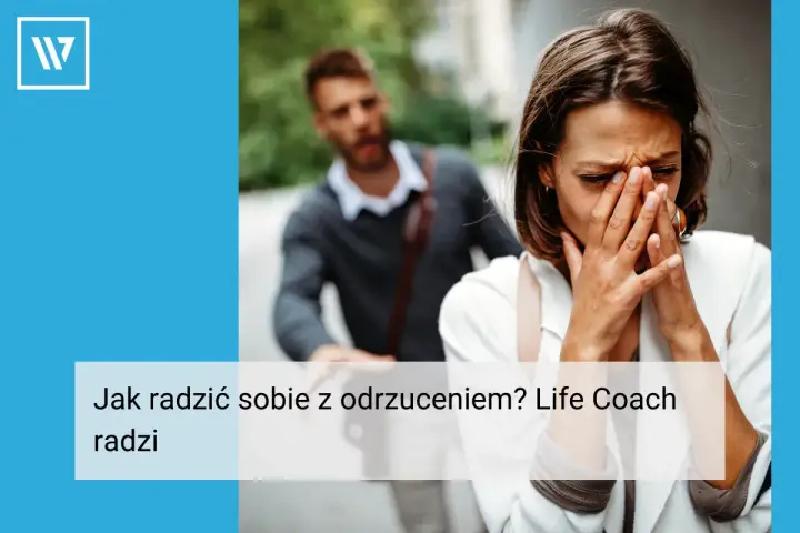 Kobieta płacze, zasłaniając twarz dłońmi. W tle mężczyzna odchodzi. Jak pogodzić się z odrzuceniem? Life coach radzi.