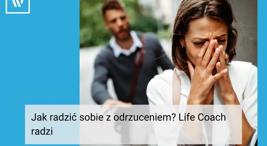 Kobieta płacze, zasłaniając twarz dłońmi. W tle mężczyzna odchodzi. Jak pogodzić się z odrzuceniem? Life coach radzi.