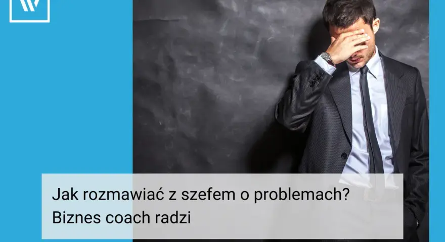 Zestresowany mężczyzna w garniturze, który zastanawia się, jak rozmawiać z szefem o problemach. Biznes coach podpowiada.