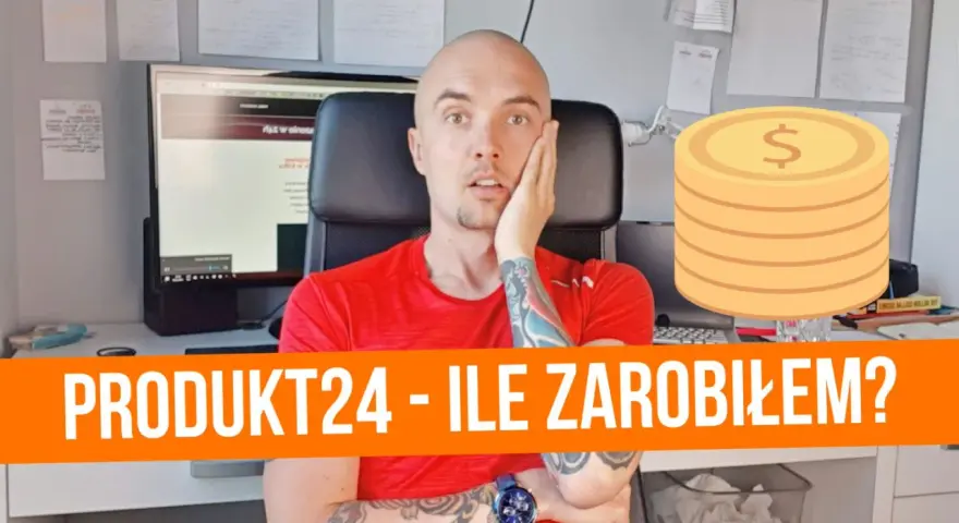 Mężczyzna z tatuażami, siedzący przy biurku, zastanawia się nad zarobkami po kursie handlowca. Obok stos monet.