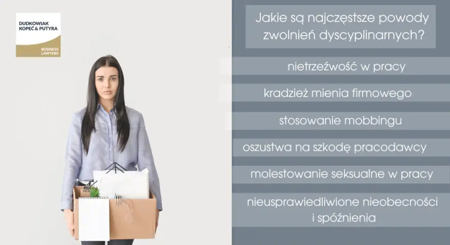 Kobieta z kartonem rzeczy po zwolnieniu dyscyplinarnym. Na ekranie lista powodów: nietrzeźwość, kradzież, mobbing, oszustwa, molestowanie, nieobecności.