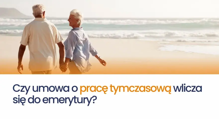 Starsza para spaceruje po plaży. Czy umowa o pracę tymczasową wlicza się do emerytury?