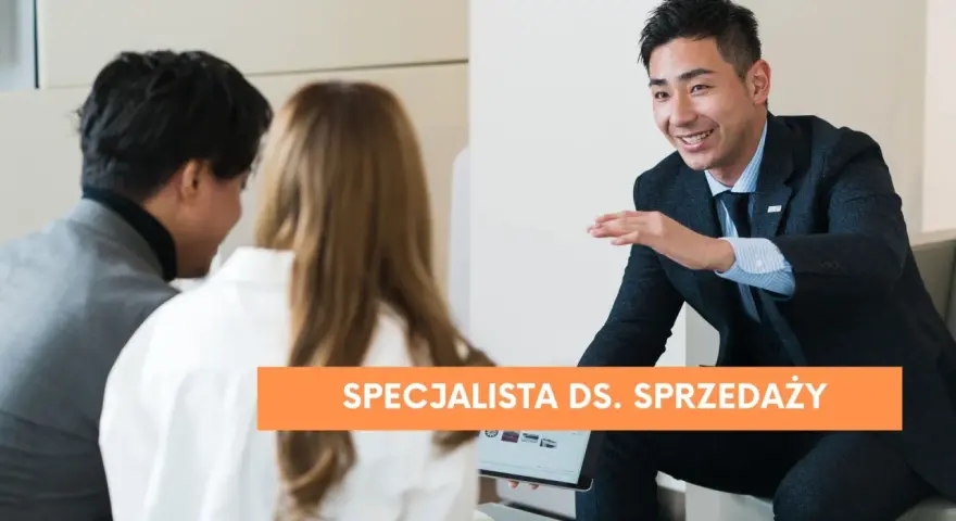 Uśmiechnięty specjalista ds. sprzedaży z pasją omawia ofertę z klientami, prezentując ją na tablecie.