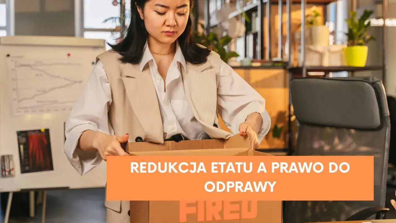 Kobieta pakuje rzeczy do kartonu z napisem 