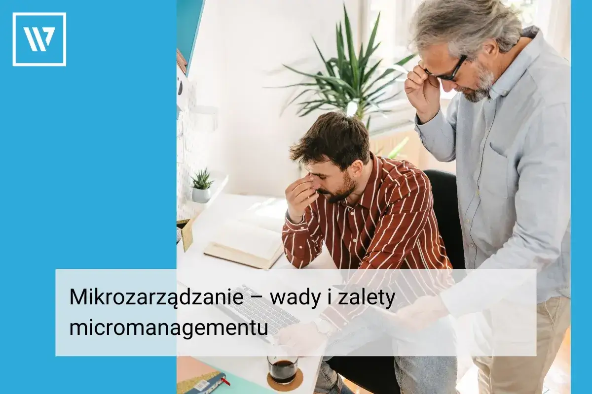 Młody pracownik zestresowany nadmierną kontrolą w pracy, gdy starszy przełożony pochyla się nad nim.
